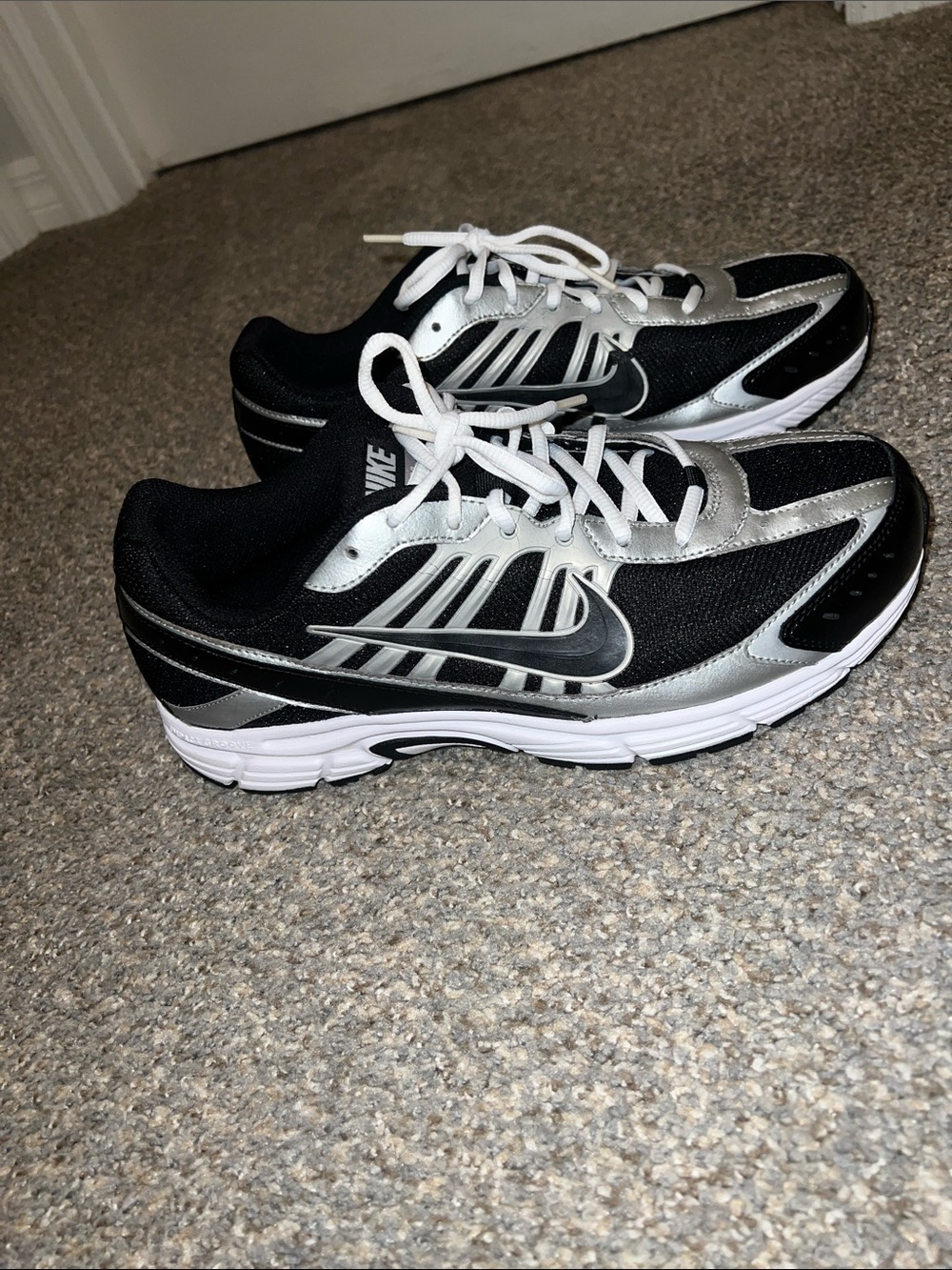 Nike Men's Black and Silver Athletic Runpning Shoes. 11.5
